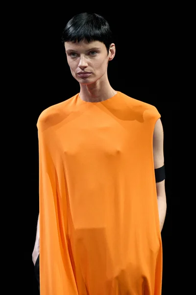 Look 100
